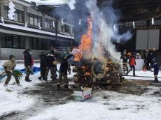 無病息災、家内安全願い　和歌山・高野山でどんど焼き