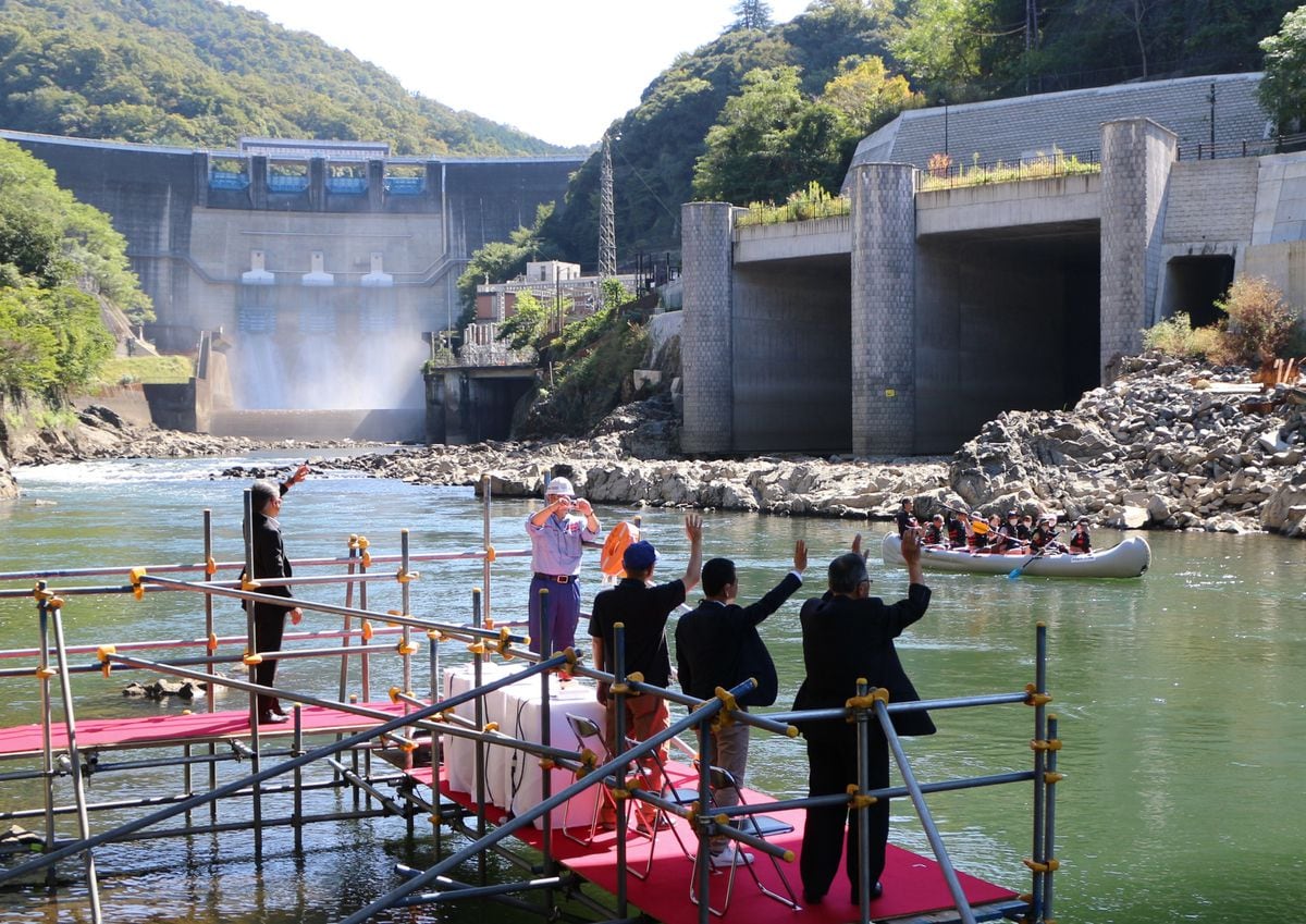 京都・天ケ瀬ダムで初の観光放流　川下りイベントの出発式も