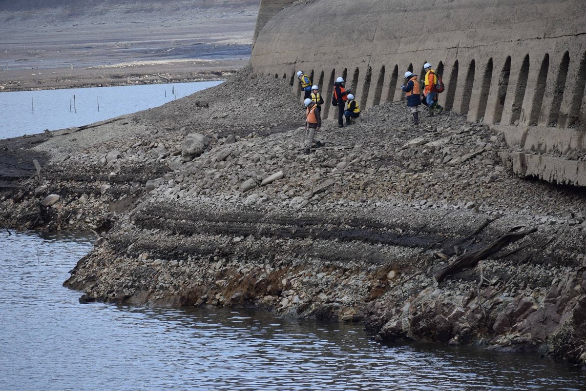 「神秘的」　ダム湖で10年に1度姿を現す鉄道遺構の見学会開催　参加の40人感嘆