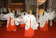 青森の神社で新嘗祭　大地の恵みに感謝し、巫女舞を奉納