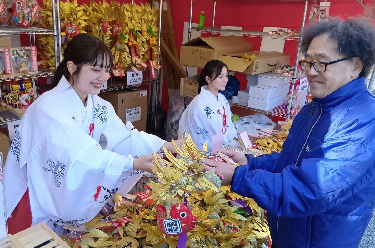 商売繁盛を願う「金笹」登場　和歌山・東の宮恵美須神社で十日戎