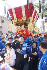 勇壮な布団太鼓に観客沸く、大阪・枚岡神社で「秋郷祭」5年ぶりに「レモン水」復活