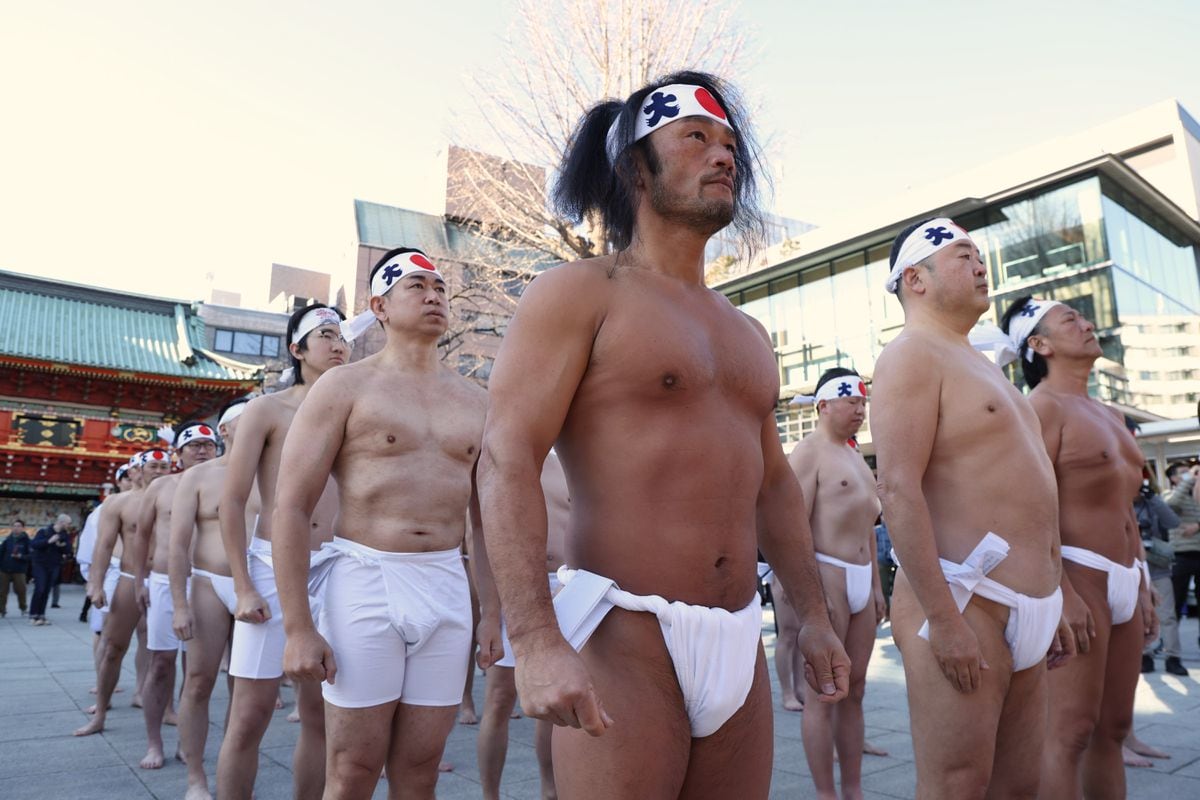 「世界平和！」と願いを込めて氷水を浴びる　東京・神田明神で「寒中みそぎがまん会」