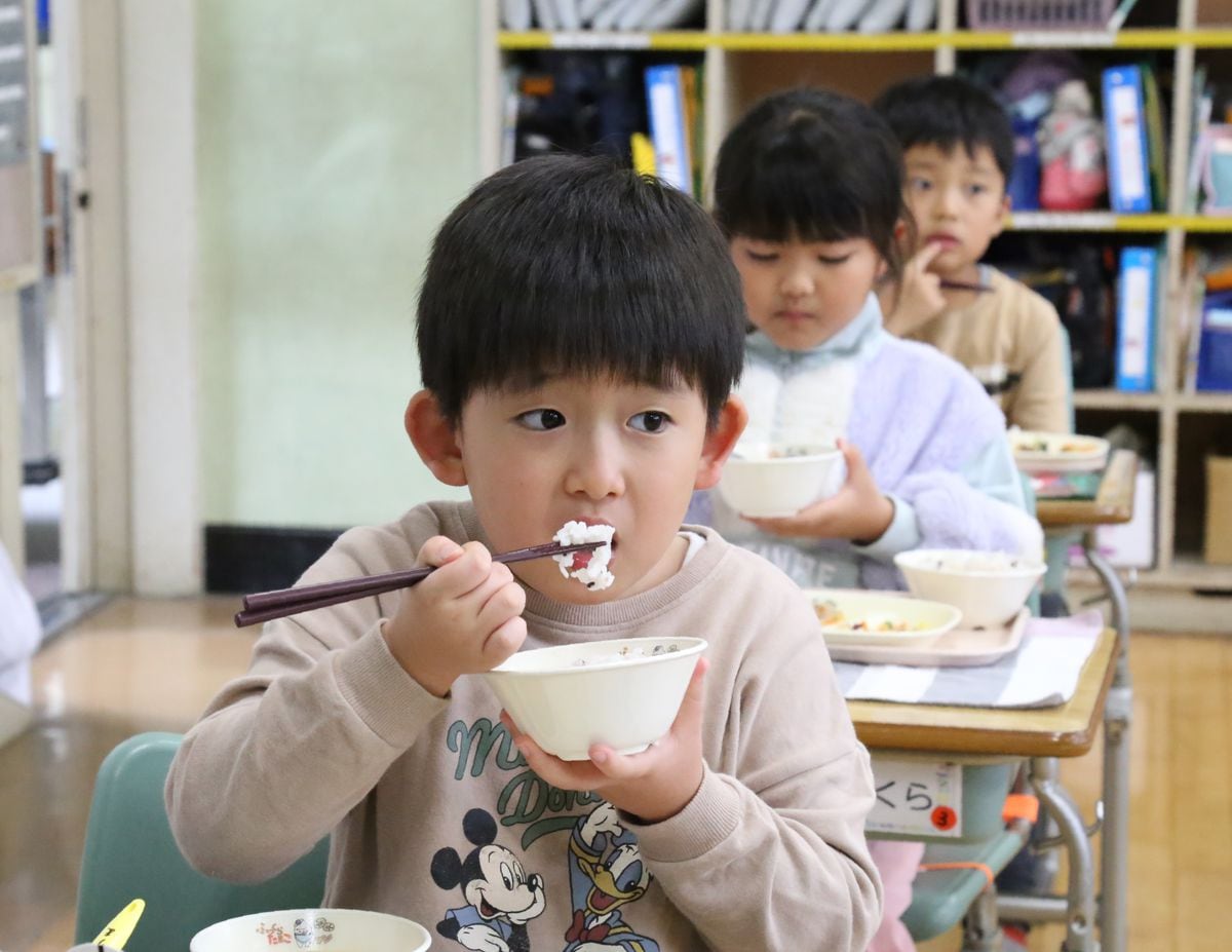 誕生70周年の千葉・多古町で多古米給食　郷土料理「棒もち汁」などの献立に児童ら笑顔