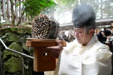 今年の農作物の豊凶は…東大阪・枚岡神社で粥占神事