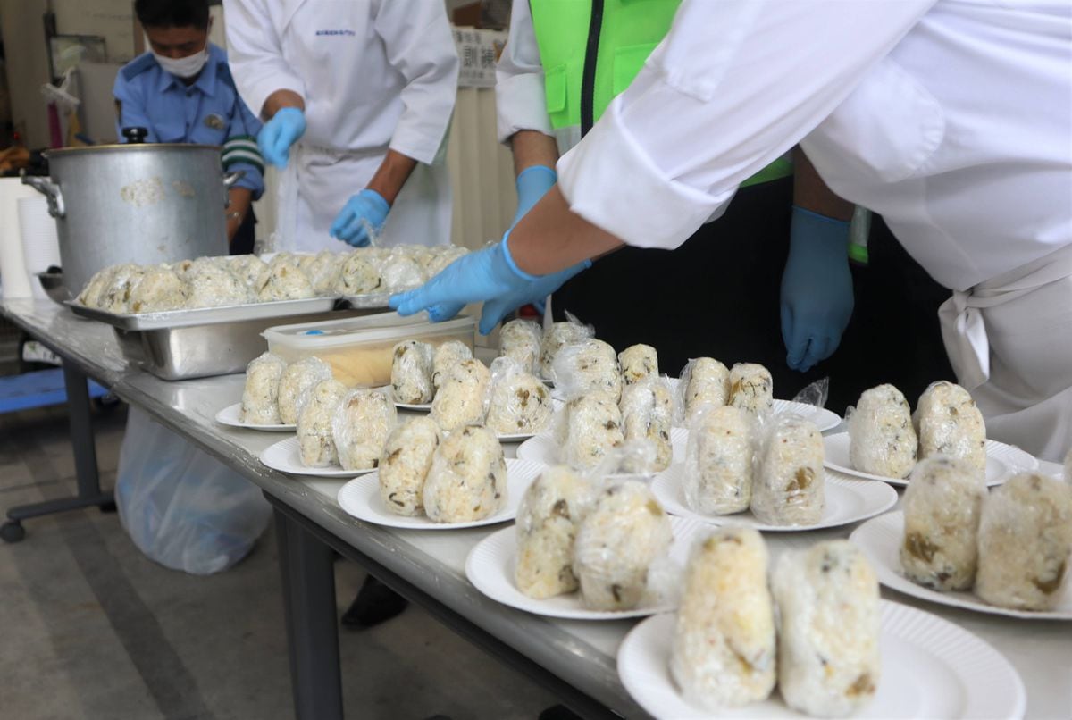 大災害に備え、調理専門学校の学生と炊き出し訓練　警視庁野方署「食事で一瞬でも笑顔に」