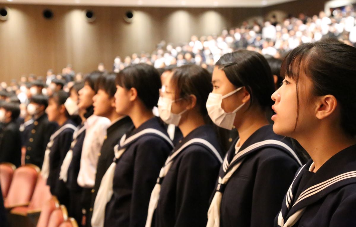 谷川俊太郎さん作詞の校歌を感謝込めて合唱　千葉・八千代の中学生900人が冥福祈る