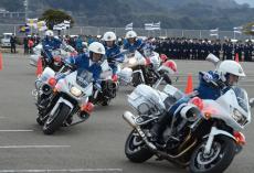 治安守る決意新たに、和歌山県警年頭視閲式　白バイ隊が巧みな走行技術を披露