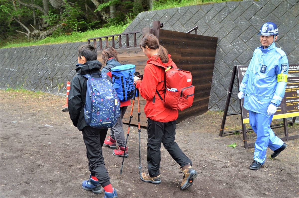 富士山が閉山　初の登山規制導入の山梨側でゲート閉鎖、上限4000人到達は0日