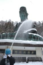 一年の感謝と平和への願い込めて　青森市の「昭和大仏」ですす払い