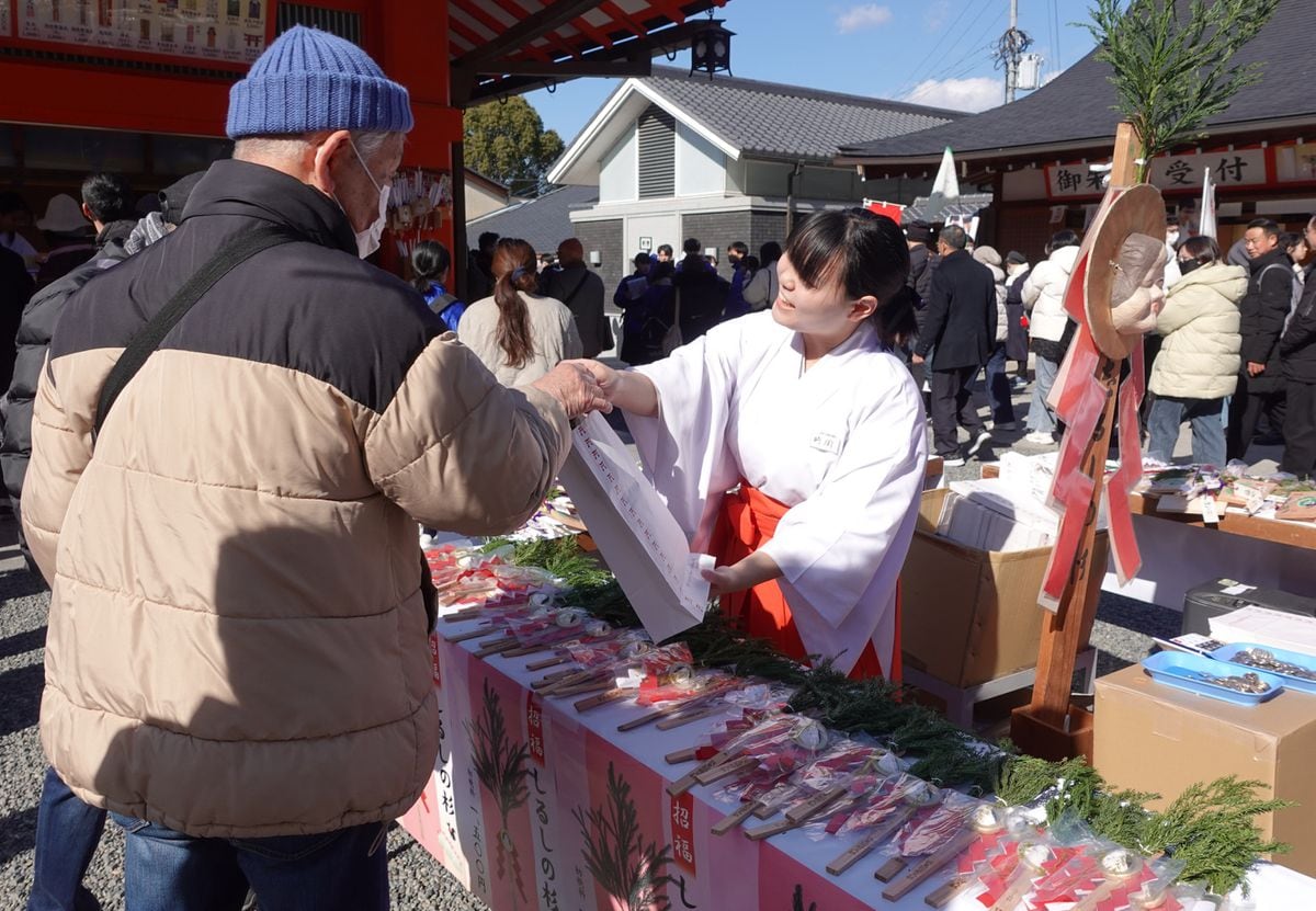 伏見稲荷大社で「初午大祭」 縁起物求める人たちでにぎわう