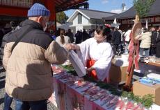 伏見稲荷大社で「初午大祭」 縁起物求める人たちでにぎわう