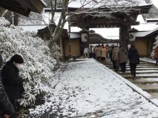 高野山で初雪、昨年より1カ月遅く