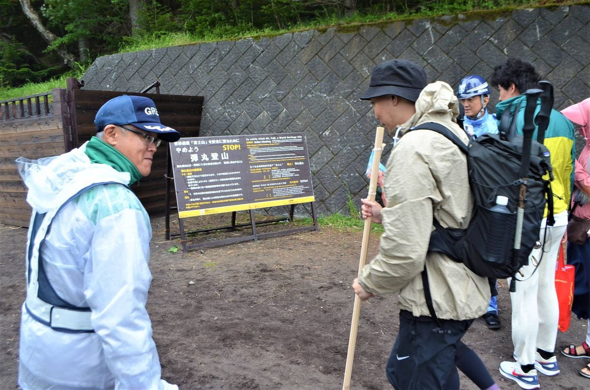 富士山「弾丸登山」に抑制効果　山梨県側ルート規制１カ月で夜間の登山者４分の１に激減