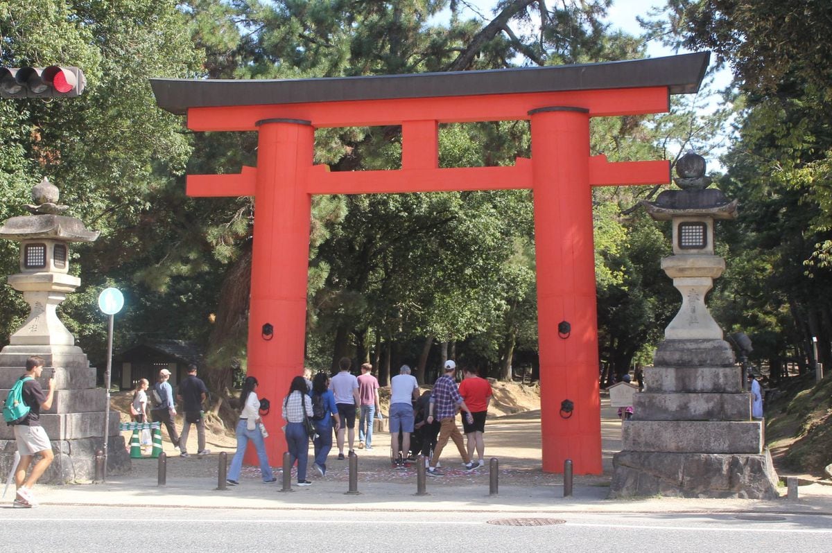 春日大社・一之鳥居色鮮やかに　塗り替え完了し神事