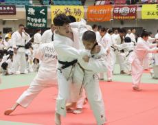 小中学生１９００人が警察官相手に練習、稽古の成果披露　日本武道館で柔道・剣道大会