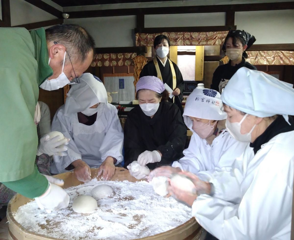 「来年も穏やかな年に」　大津・石山寺で餅つき