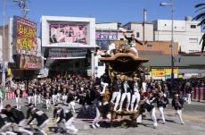 岸和田だんじり祭が開幕　高さ4メートル、重さ4トンの豪快な「やりまわし」に歓声