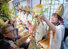 「商売繁盛じゃ」十日戎幕開け　福娘が縁起物　大阪・今宮戎神社にぎわう