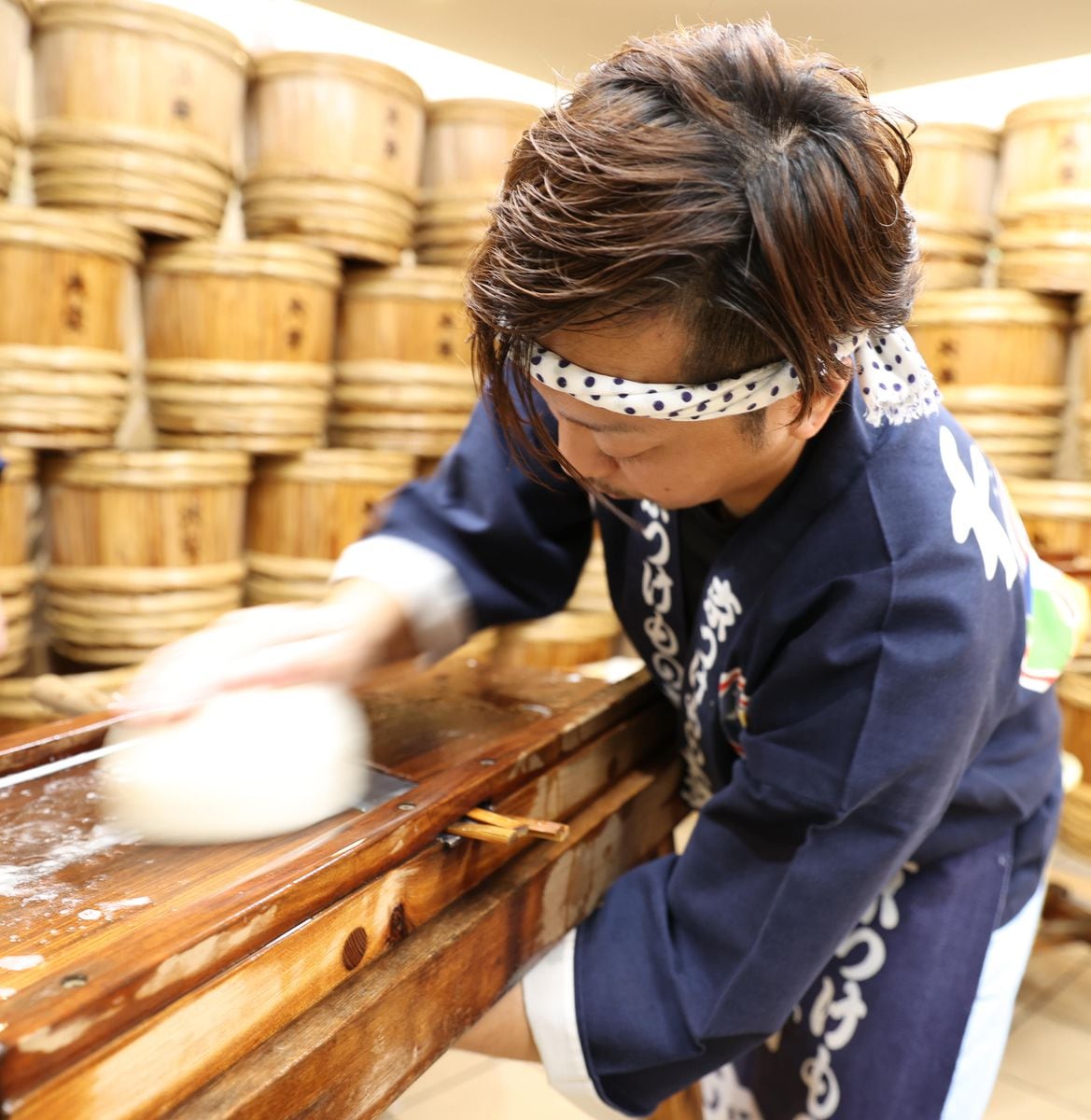 滑らかな食感と昆布のうまみ　冬の風物詩「千枚漬」、京都の老舗で漬け込み作業が本格化