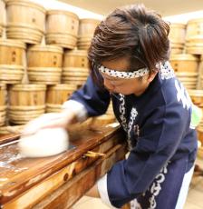 滑らかな食感と昆布のうまみ　冬の風物詩「千枚漬」、京都の老舗で漬け込み作業が本格化