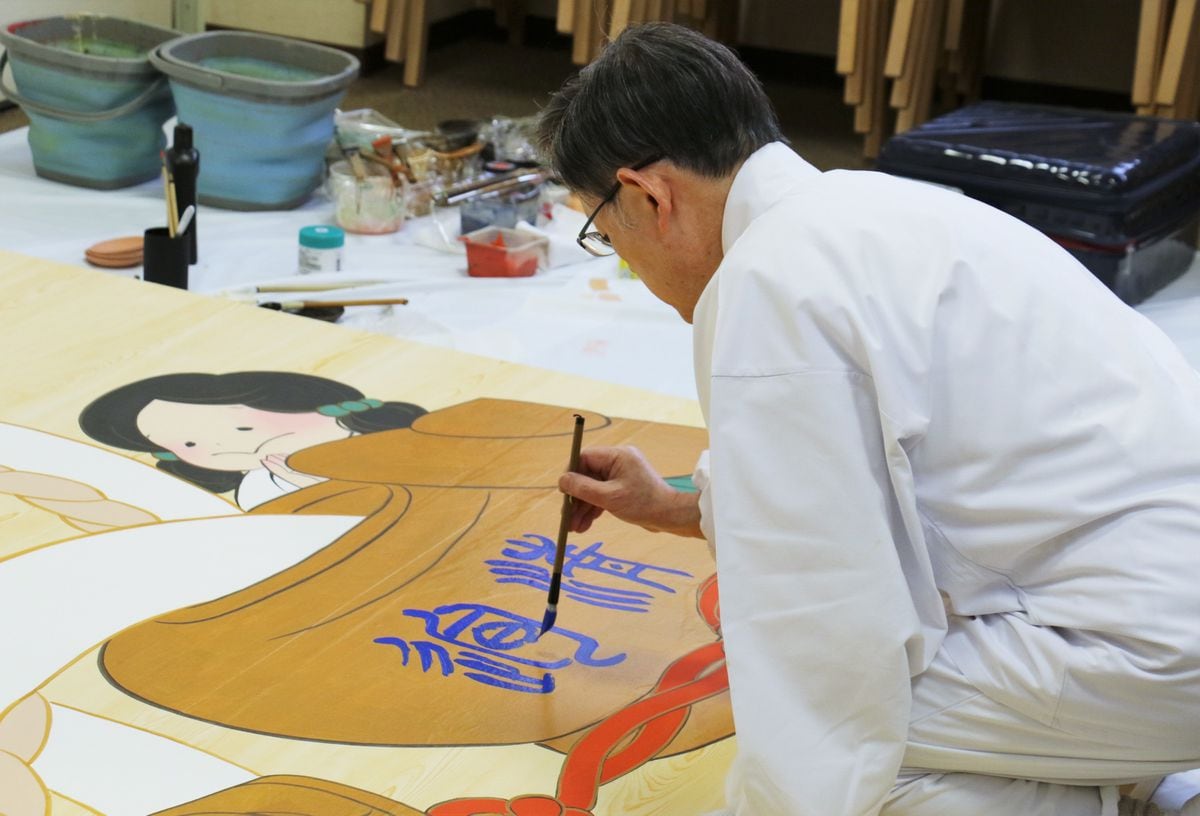 八坂神社に干支の大絵馬奉納 「光る君へ」衣装デザインの諫山さん制作