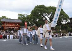 「緊張感と責任かみしめ」 祇園祭神輿渡御に「弓矢組」が参加