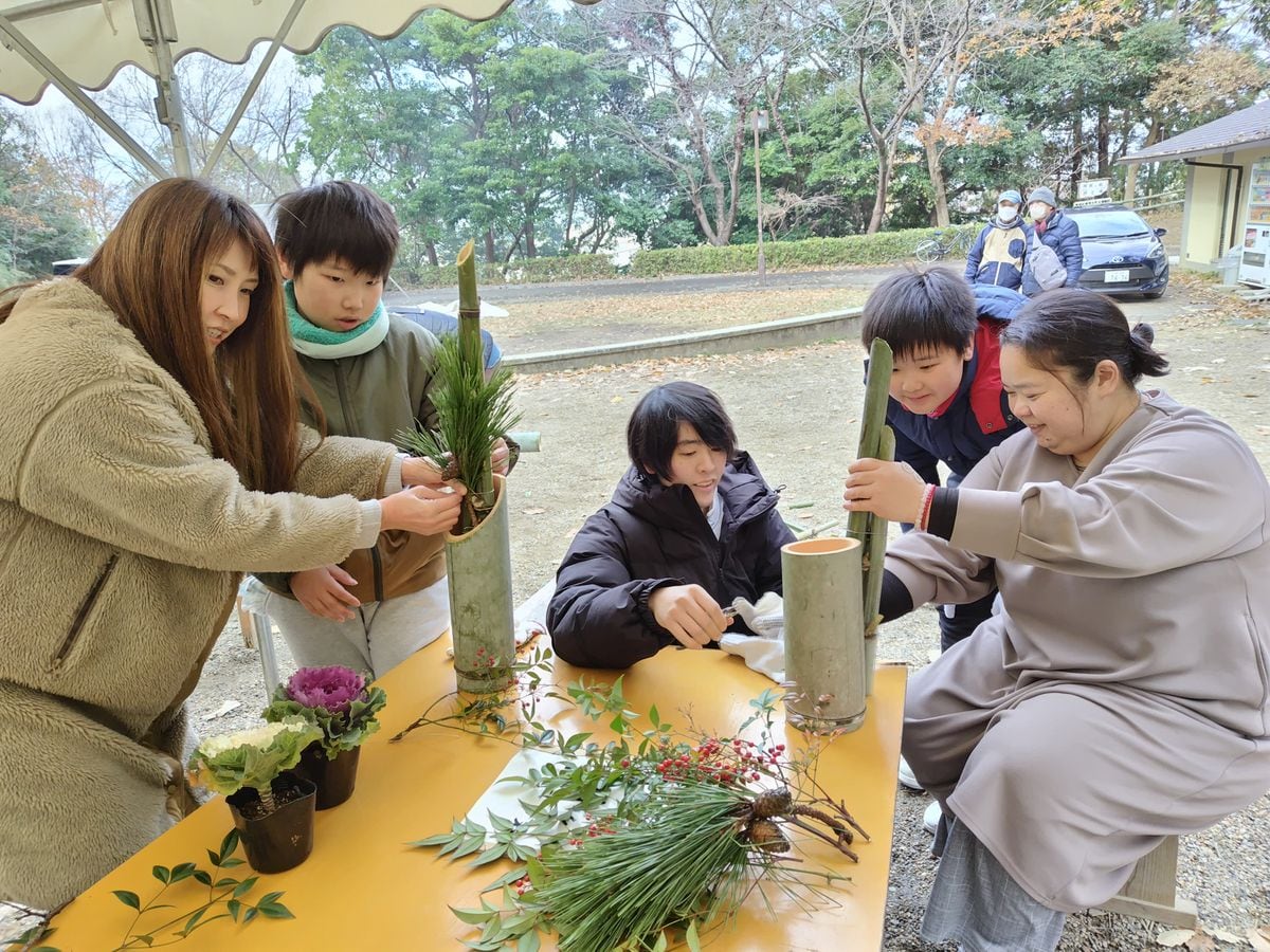 お手製の正月飾りで迎春を、親子が門松作りに挑戦　大阪・八尾