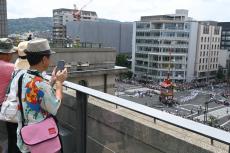 「沿道とは違う魅力」…京都市役所屋上庭園を開放、選ばれた100人が巡行堪能