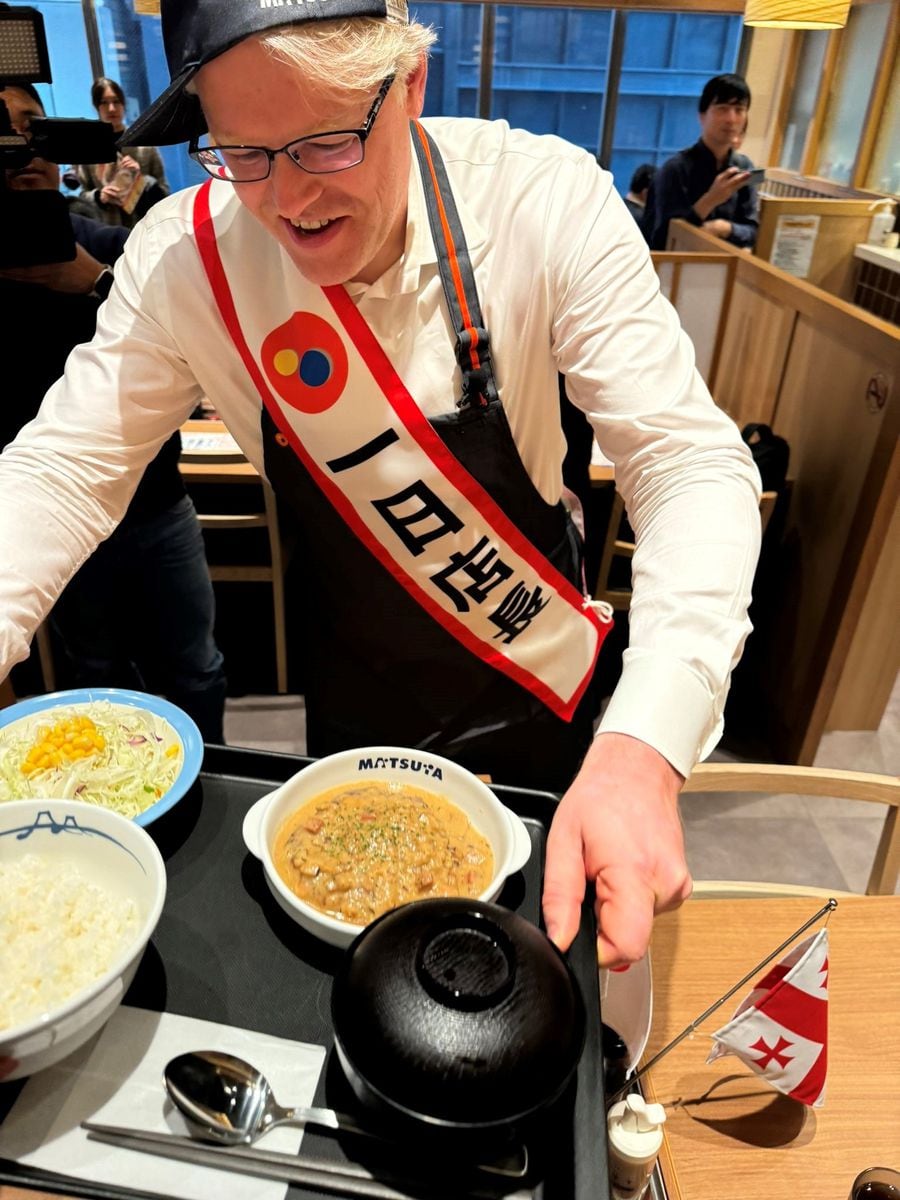 NATOならぬ「MATO」　松屋でリトアニア、ジョージア大使が合同食事演習