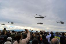 陸自ヘリ11機が大阪上空を観閲飛行、新型機も登場　八尾駐屯地創立70年祝う