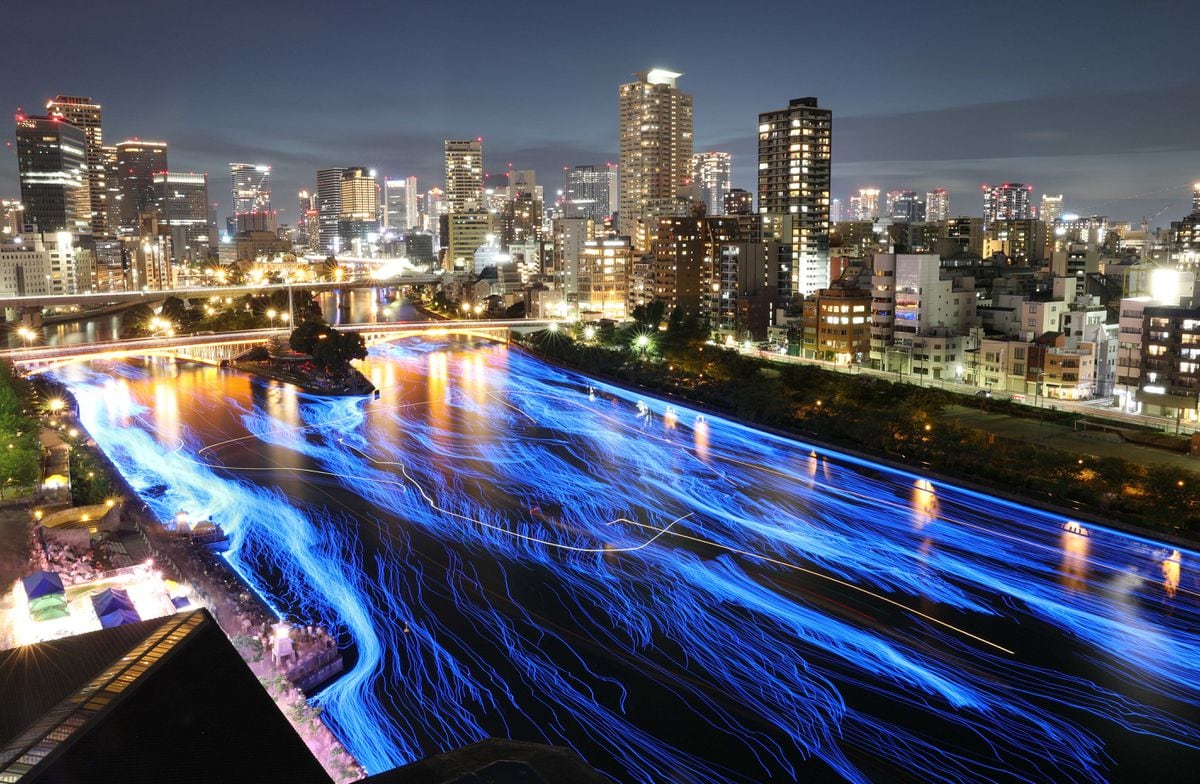 大阪中心部に「七夕」一夜限りの「天の川」　鮮やかなLED球を船上などから大川に放流