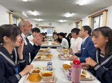 学校給食でイタリア料理、大阪・柏原　ブドウとワインが縁で友好都市25周年