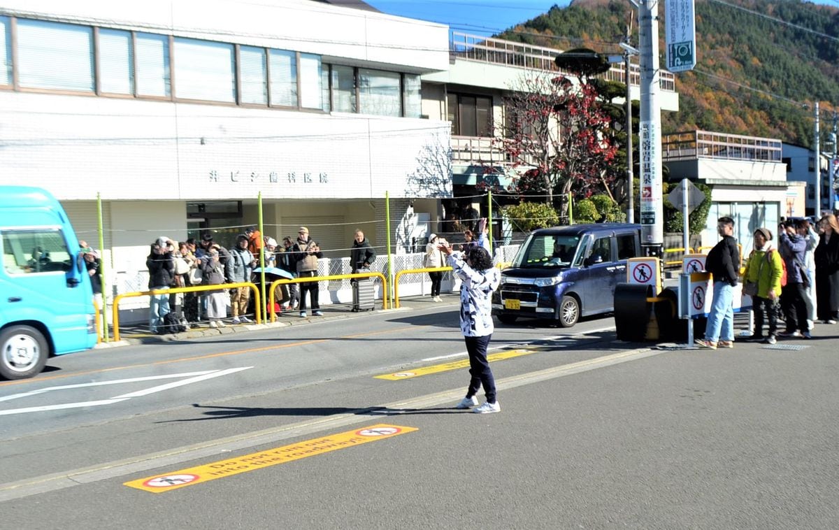 人気撮影場所「富士山ローソン」、コンビニ側にも柵設置　訪日客の危険な横断後を絶たず