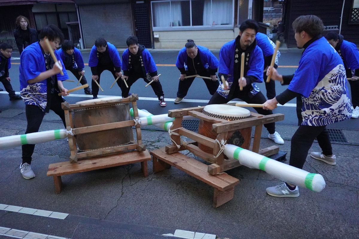 「ドッコイ」の掛け声に合わせ、節分太鼓を打ち鳴らす 京丹後市の伝統行事