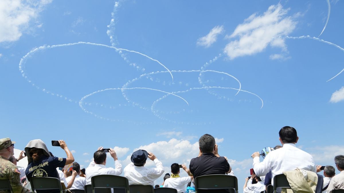 日本三景、天橋立と「共演」 ブルーインパルス展示飛行で7万人魅了