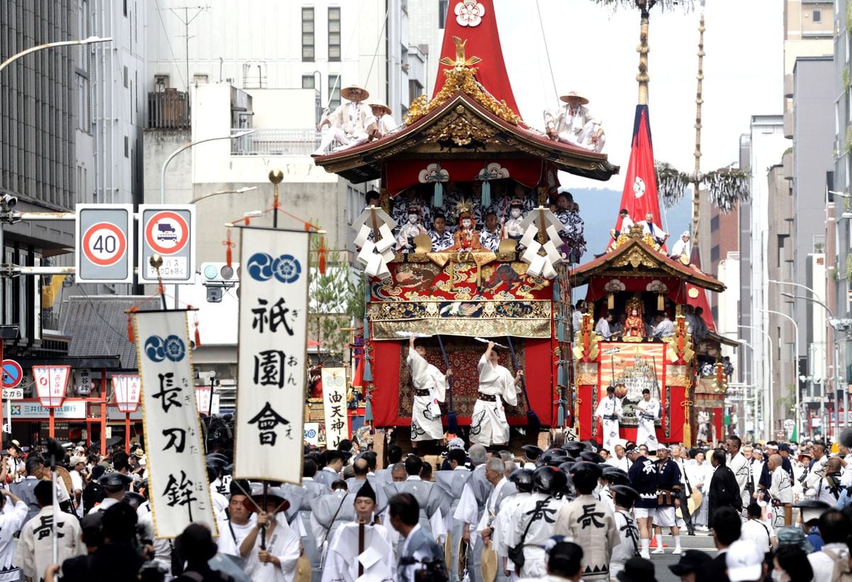 古都の夏彩る「動く美術館」　祇園祭山鉾巡行に歓声