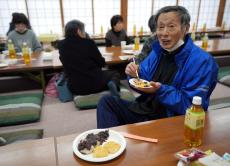 「よいしょ」「はっ」石川・穴水の仮設住宅前で新年を前に餅つき　能登復興支援で企画