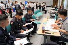 来春退職予定の若手自衛官に猛アピール　札幌で合同説明会　企業や団体１８０社参加