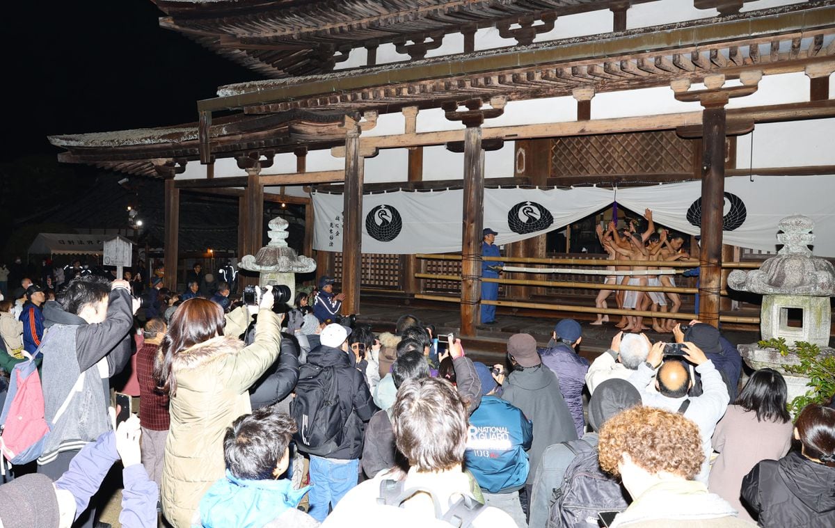 京都・法界寺で「裸踊り」、体を激しくぶつかり合う勇壮な光景