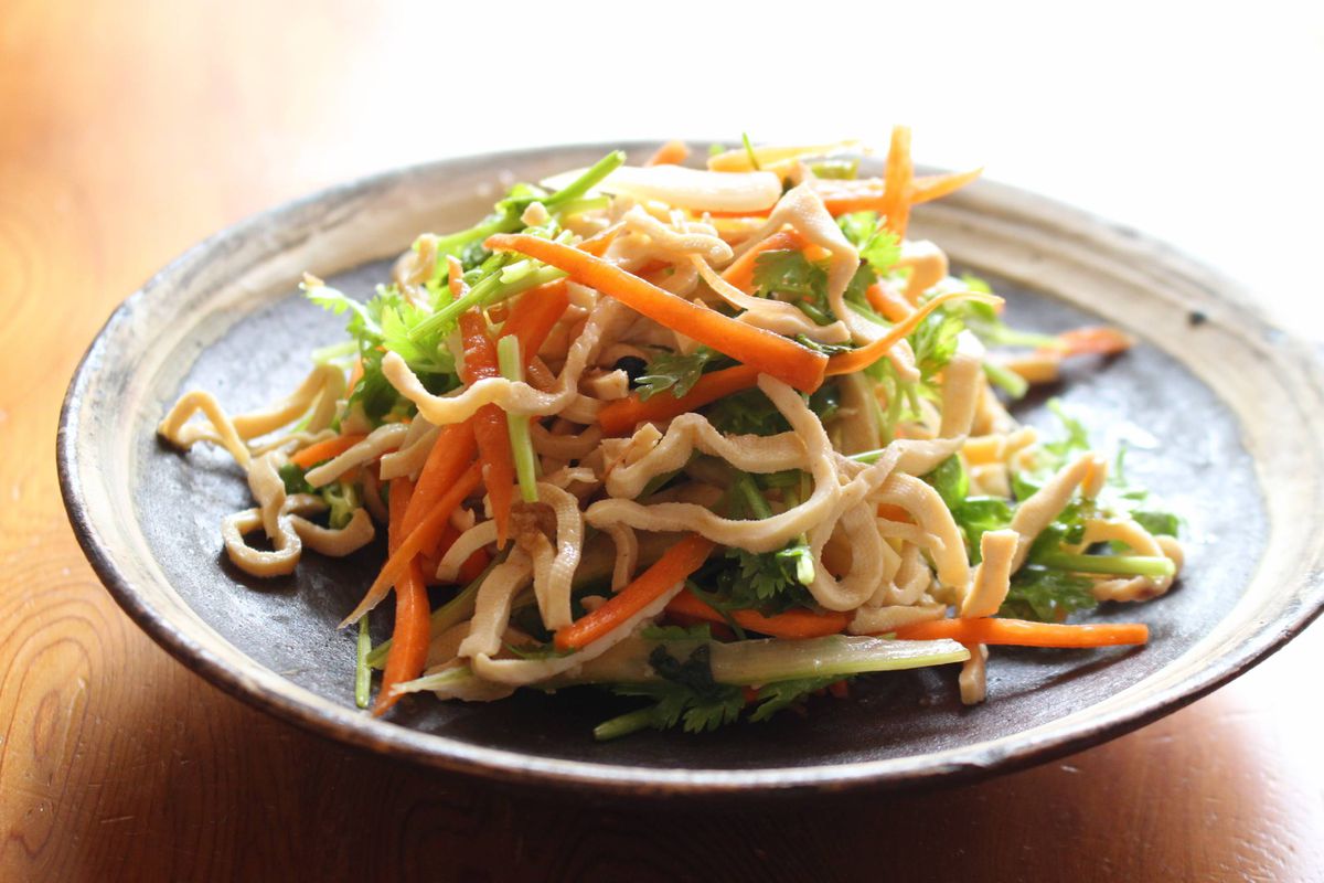 台湾のヘルシー食材「干豆腐」を使って　スパイスの香りが何重にも広がるパクチーサラダ　料理と酒