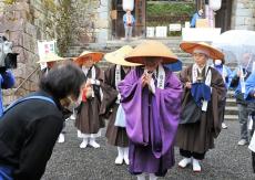 三千院の僧侶が歳末恒例の「托鉢寒行」、能登の被災者へ思い寄せ