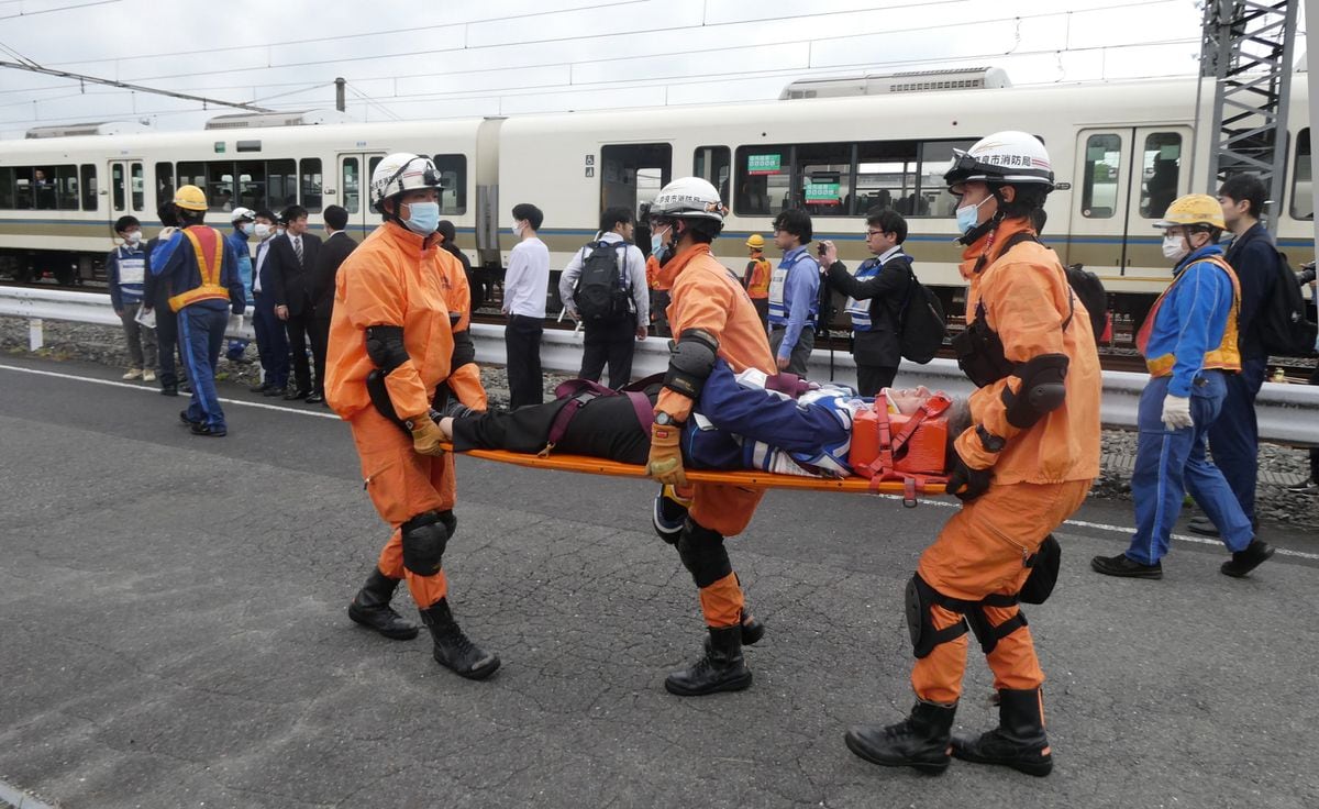 福知山線脱線事故を教訓にJR西が訓練　避難誘導や救助の手順を確認