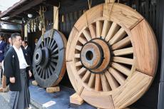 直径2メートル超…「史上最大サイズ」の車輪を新調、祇園祭・大船鉾