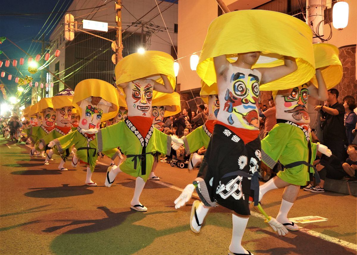 おなかに〝顔〟のイラスト　富良野市で「北海へそ祭り」開幕、６６０人が会場練り歩き