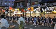 招き猫に龍、機関車も 京都で「祝い提灯」52基が神輿を見送る