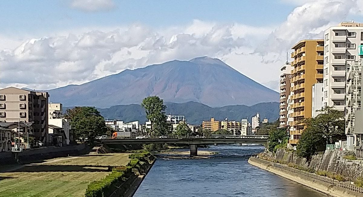 岩手県最高峰の岩手山　26年ぶりに火山活動活発化、突発的な水蒸気噴火に専門家らも警戒