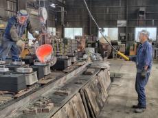 能登地震の廃材で作る万博案内板、大阪鋳物師ルーツの金沢企業が「始祖の地」で技アピール