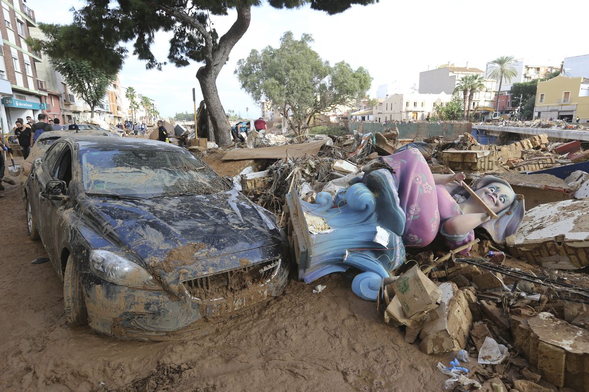 スペイン国王、泥と罵声浴びせられる　洪水被災地で住民の怒りの的に　死者200人超