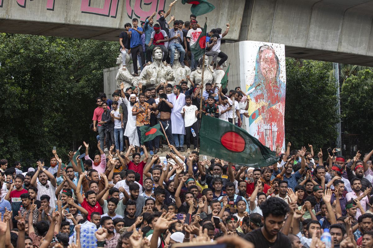 バングラデシュのハシナ首相が辞任、暫定政府発足へ　デモ衝突の死者は約３００人